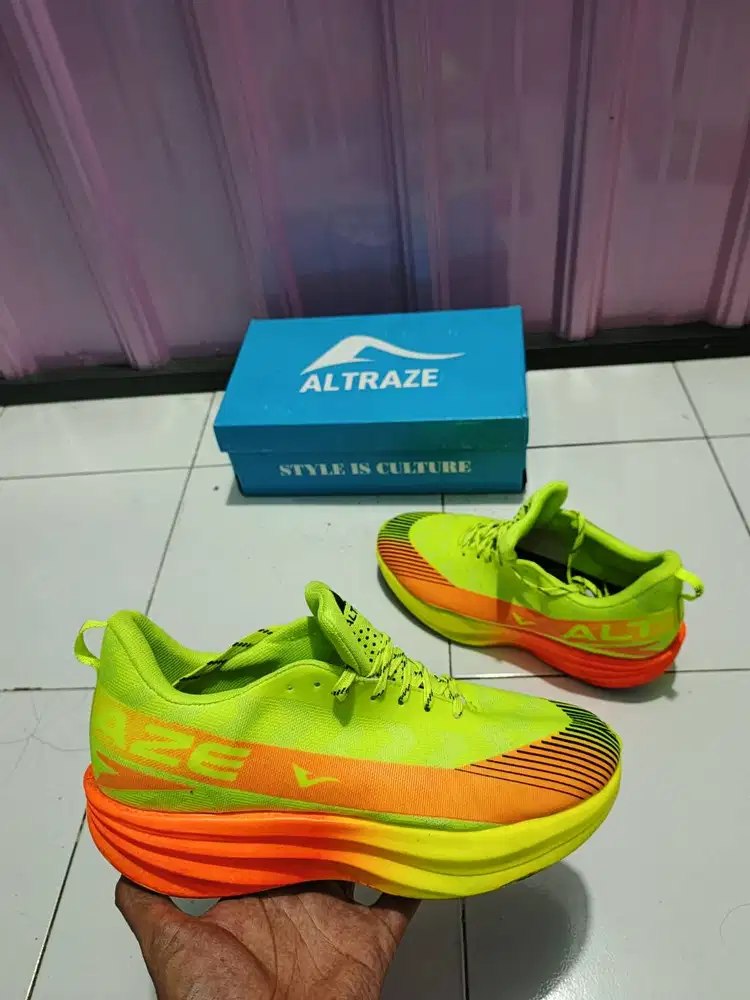 SEPATU RUNNING ALTRAZE WARNA HIJAU STABILO X ORANYE KONDISI LIKE NEW