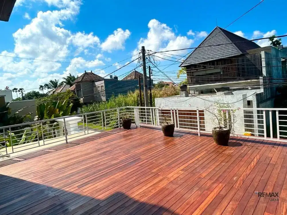 Villa 5 Kamar Tidur dengan Rooftop Dijual di Seminyak, Badung