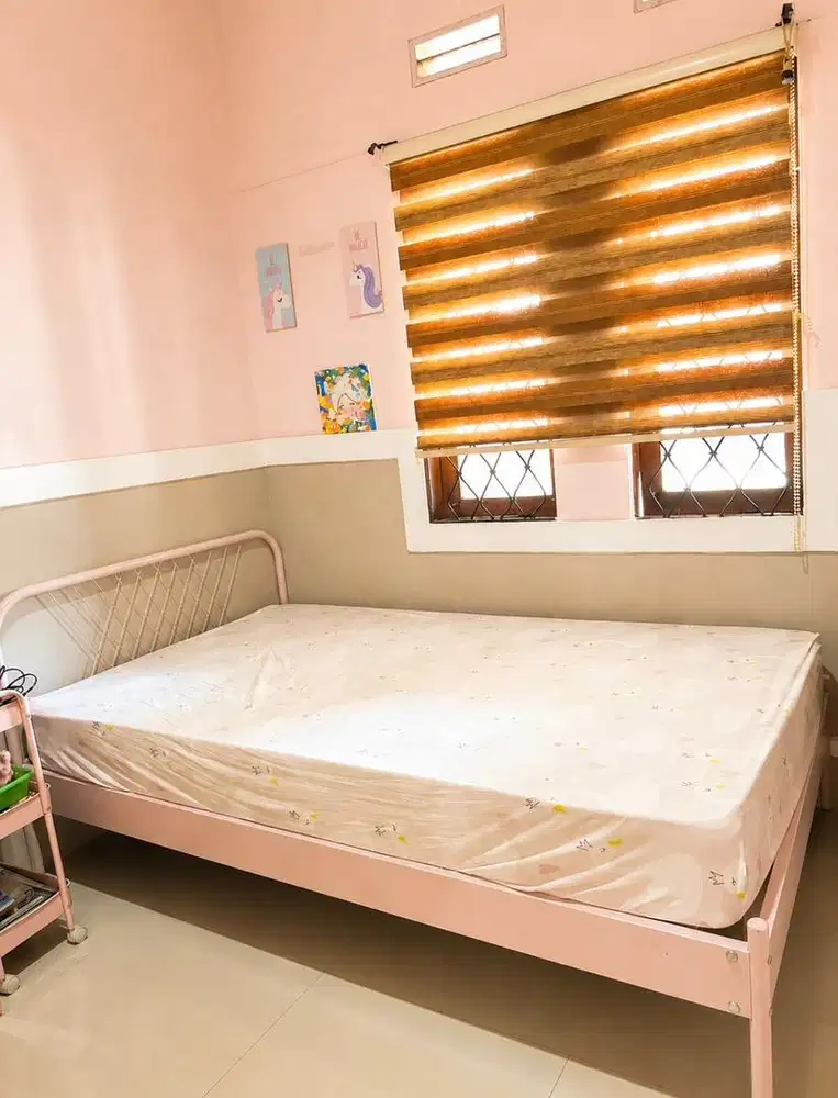 Set tempat tidur dan meja belajar Informa