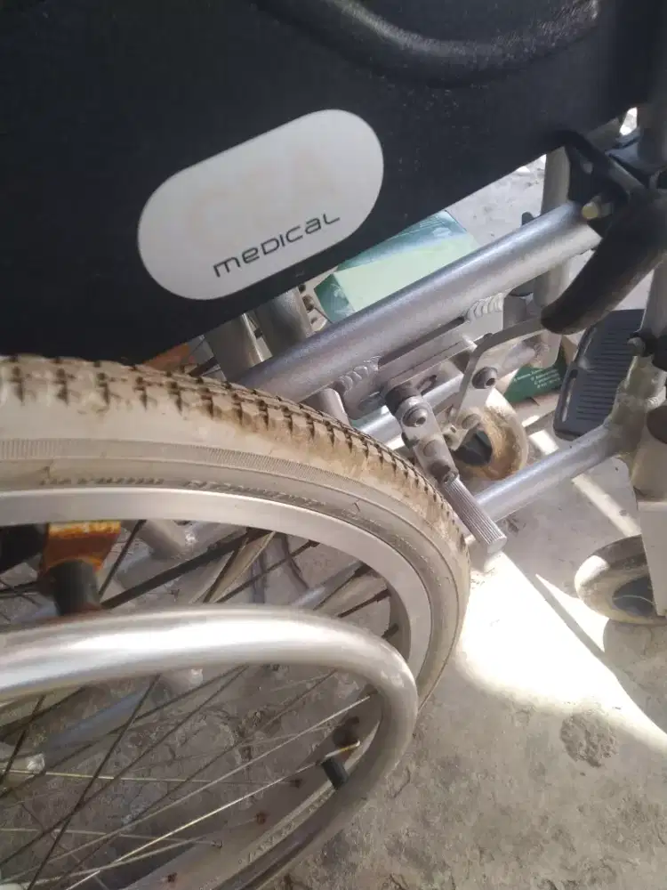 Kursi roda dari alminium