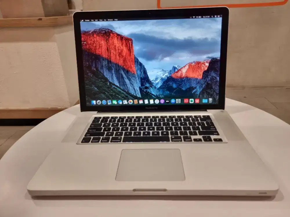 Macbook Pro 15 inchi 16/256 core i7 Fullset