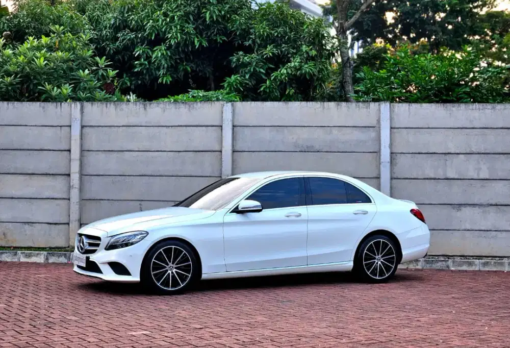 Low Odo ! Mercedes Benz C200 EQ Boost 2020