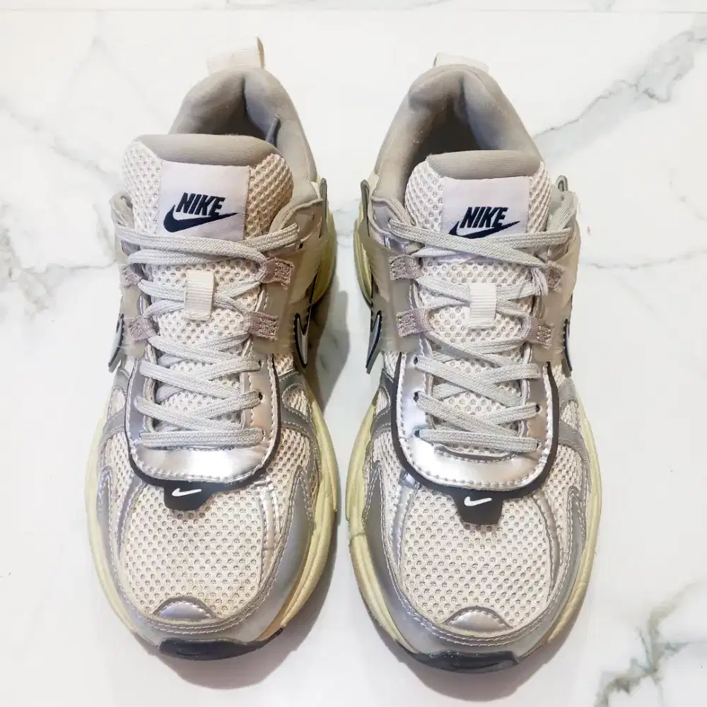 Sepatu Nike original.nike v2k run metalik.sepatu original