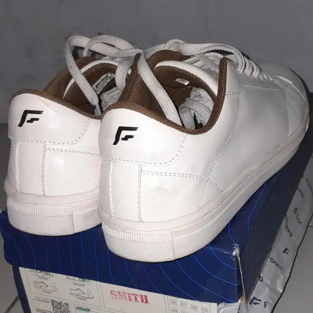 Sepatu Putih Smith 43