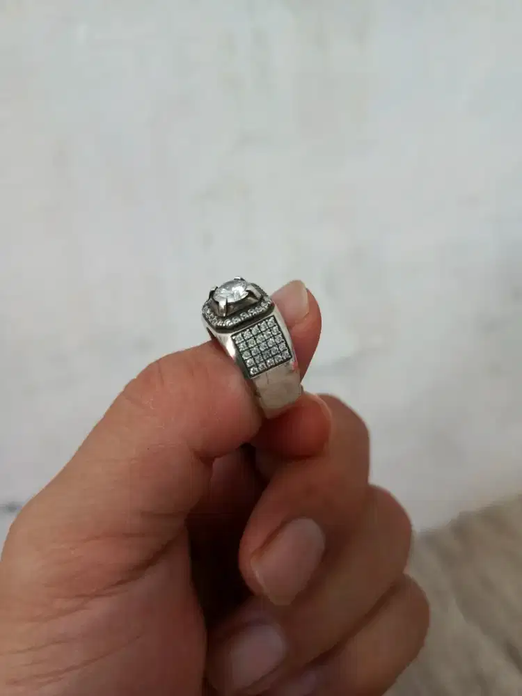Cincin perak bermata