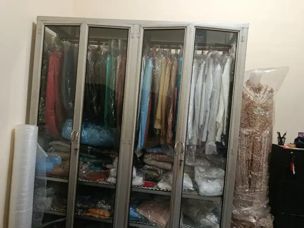 Lemari kaca untuk busana.