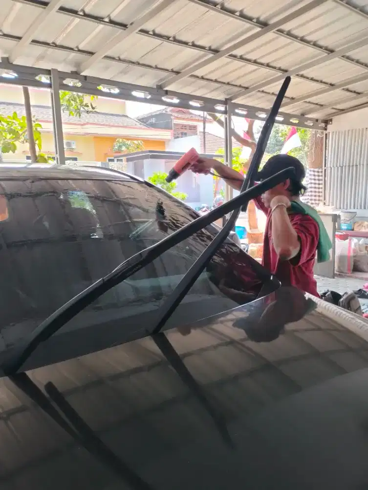Proses pemasangan kaca film mobil di jamin rapi
