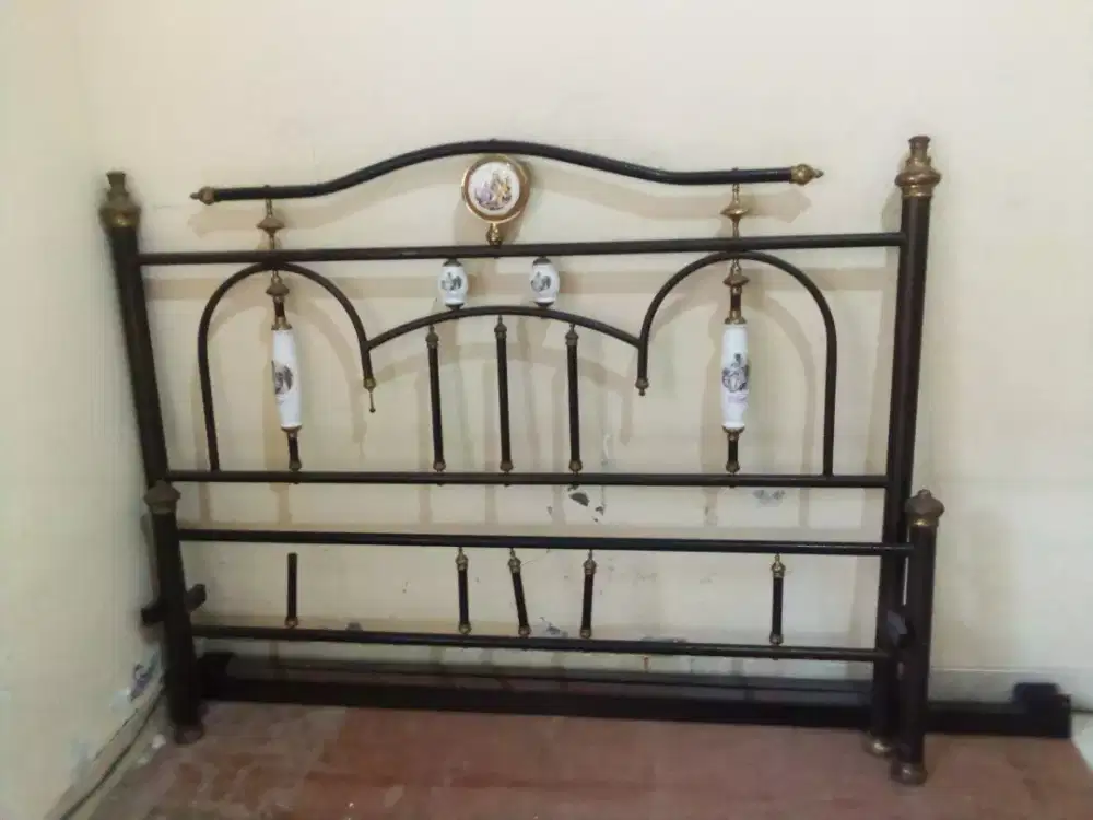 Tempat tidur dipan bahan besi