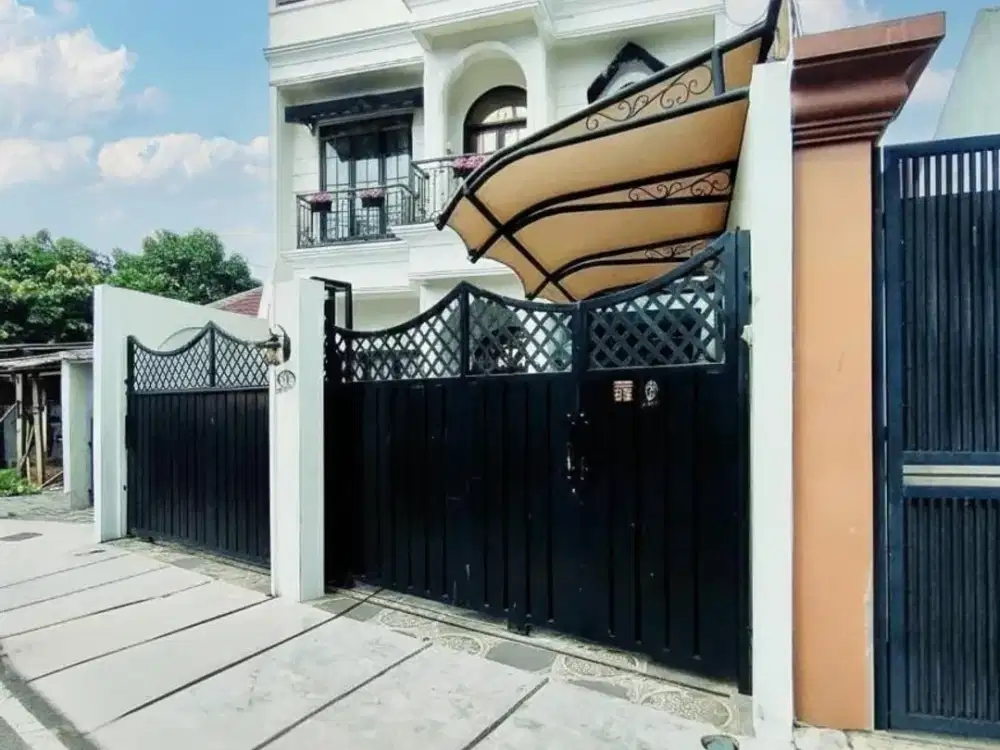 rumah bergaya eropa di condet jaktim, rooftop luas ada swimming pool anak dan area bermain
