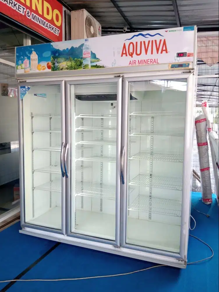showcase 3 pintu bekas merk sansio 1500L mulus