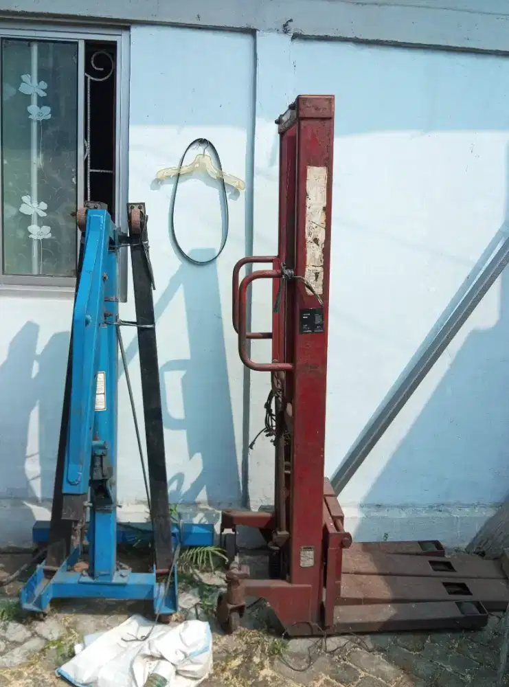 Hand Pallet Dan Hanger Crane