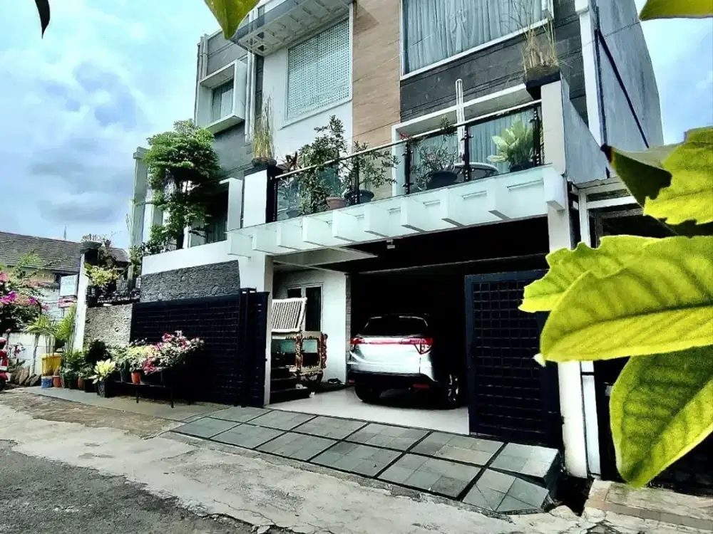dijual rumah 3 lantai modern minimalis carpot luas private swimming pool di billy moon pondok kelapa