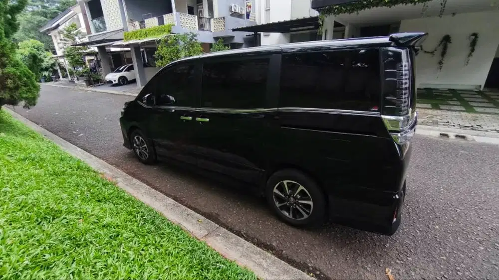 DIJUAL: 2018 Toyota Voxy 2.0 CVT Black SUNROOF, Terawat, KM 123 Ribu
