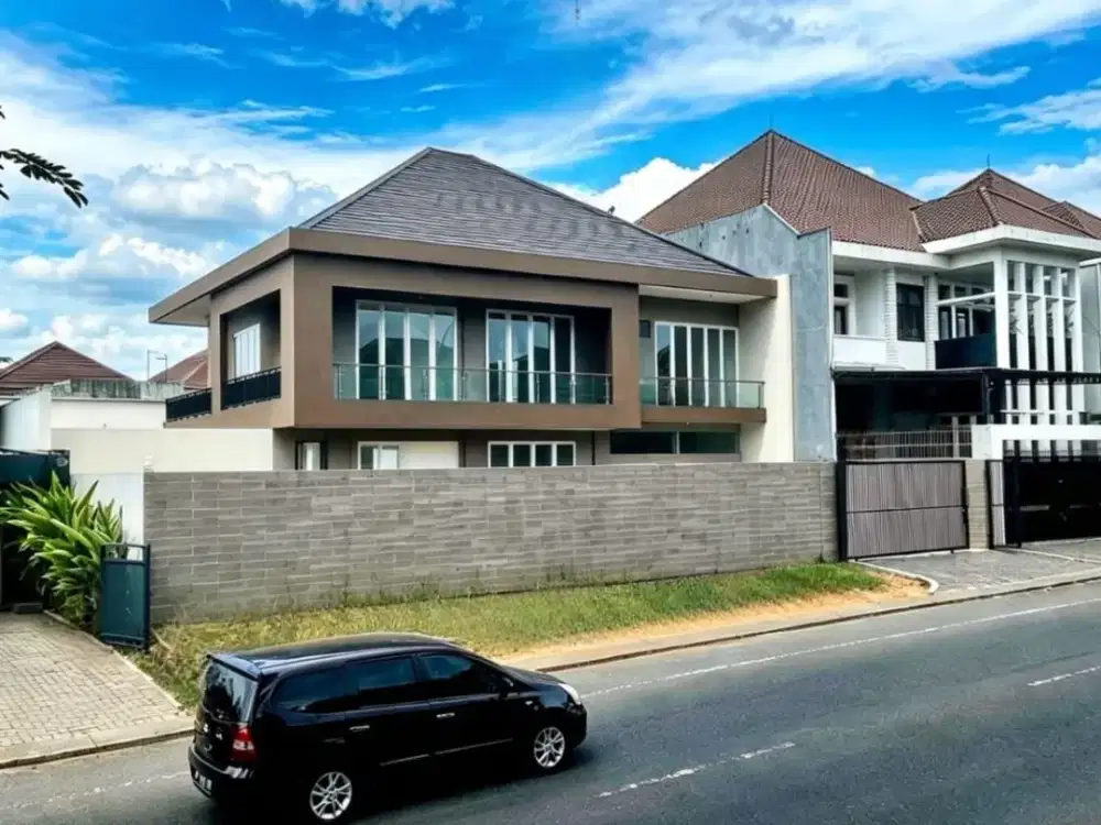 rumah mewah modern tropis kotawisata cibubur, halaman luas & garasi multi-mobil