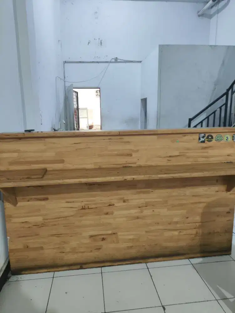 Meja bar kayu panjang