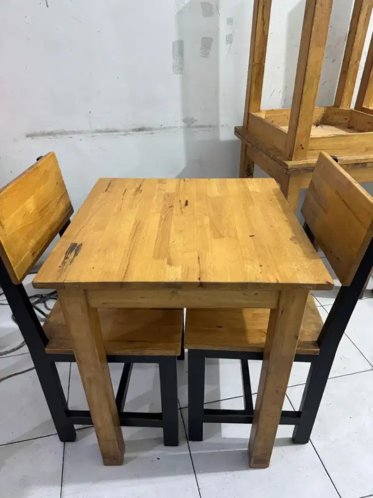 Meja, kursi kayu kafe