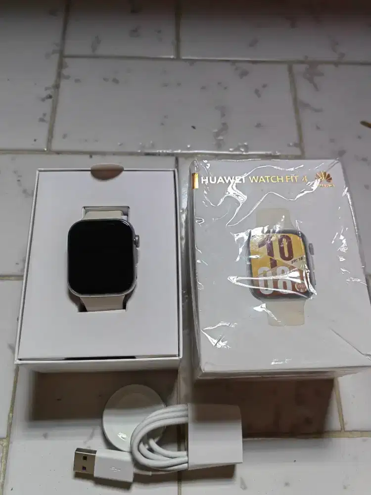 Smartwatch Huawei fit 4 (4 bulan pakai)
