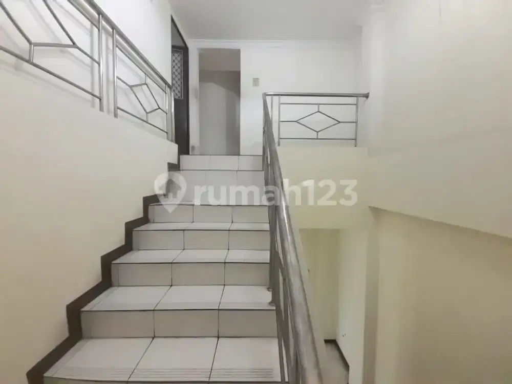 Disewakan Ruko Siap Huni di Plaza Pondok Indah Jakarta Selatan