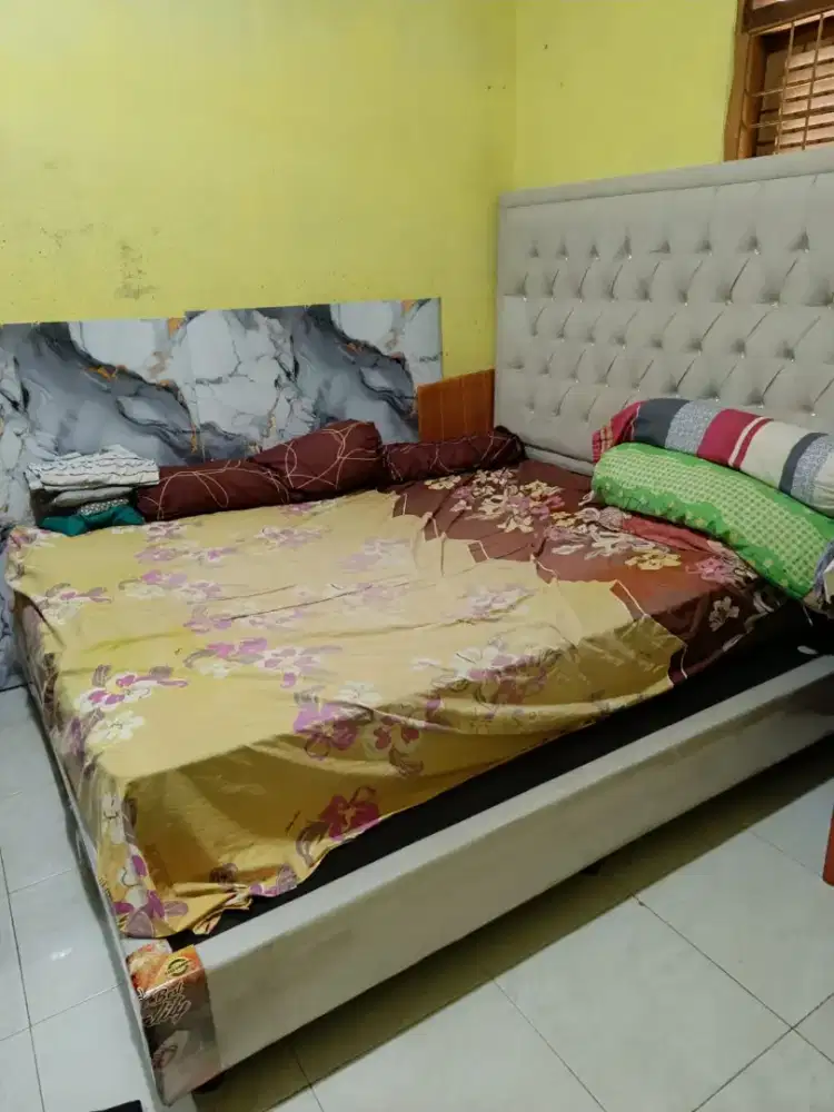 Dipan tempat tidur