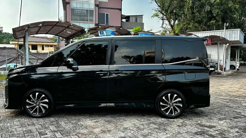 Toyota Voxy 2023 Bensin