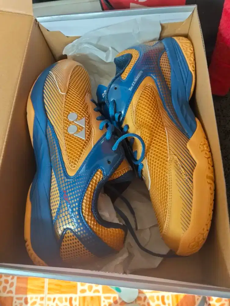 Sepatu Yonex hy ultra ukuran 44
