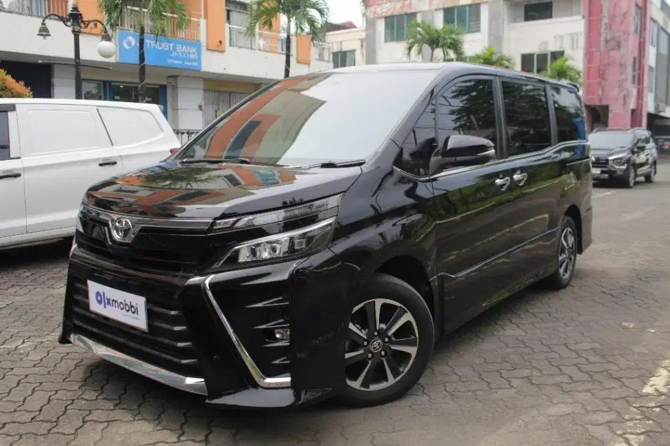 Garansi 1 Th - Toyota Voxy 2.0 Bensin AT 2020 Hitam