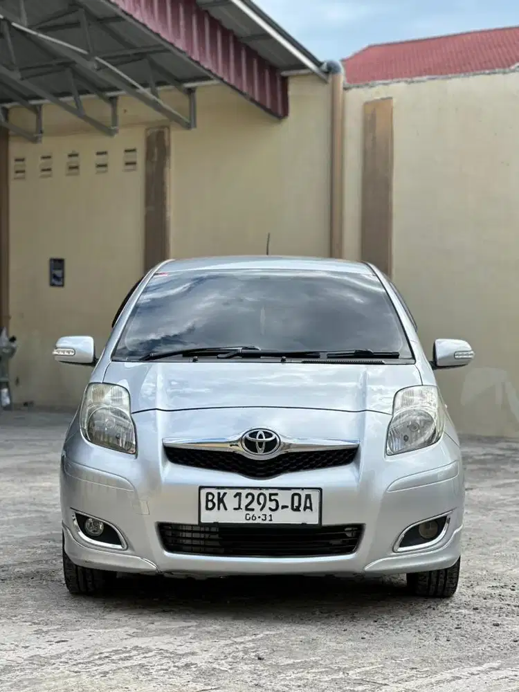Toyota yaris E manual 2011
