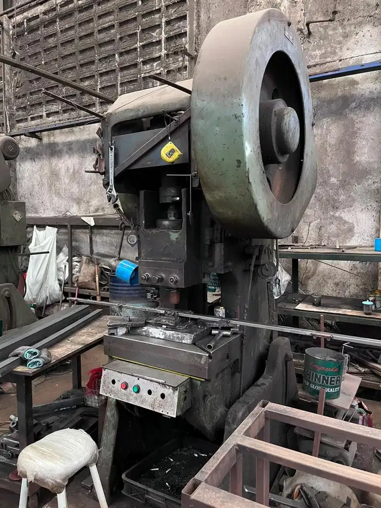 Mesin pon / hydraulic punching machine 60T.