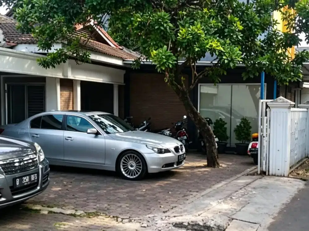 DISEWAKAN RUMAH TUA & LUAS DI LEBAK BULUS - JAKARTA SELATAN