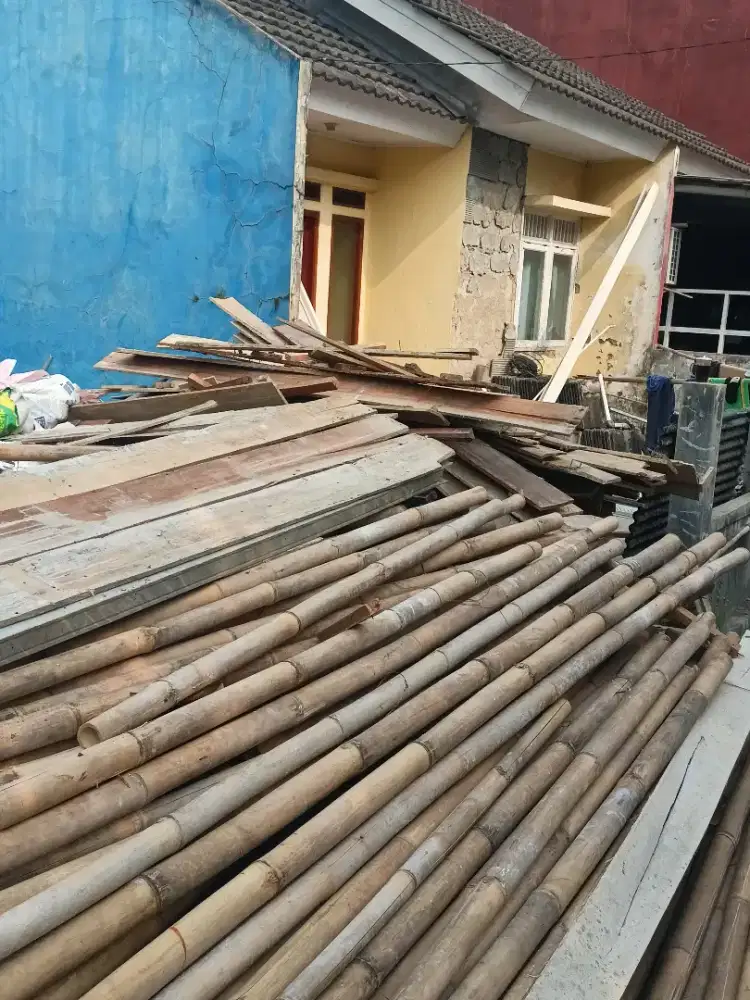 Bambu dan papan bekas tiang cor dan
