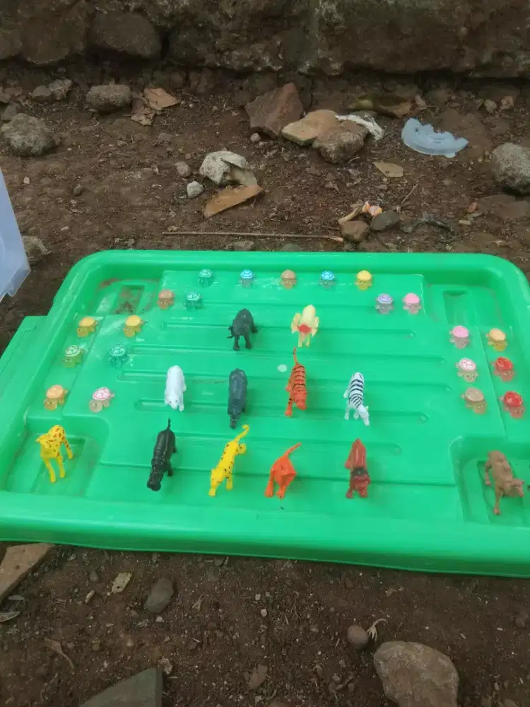 Menjual mainan bekas