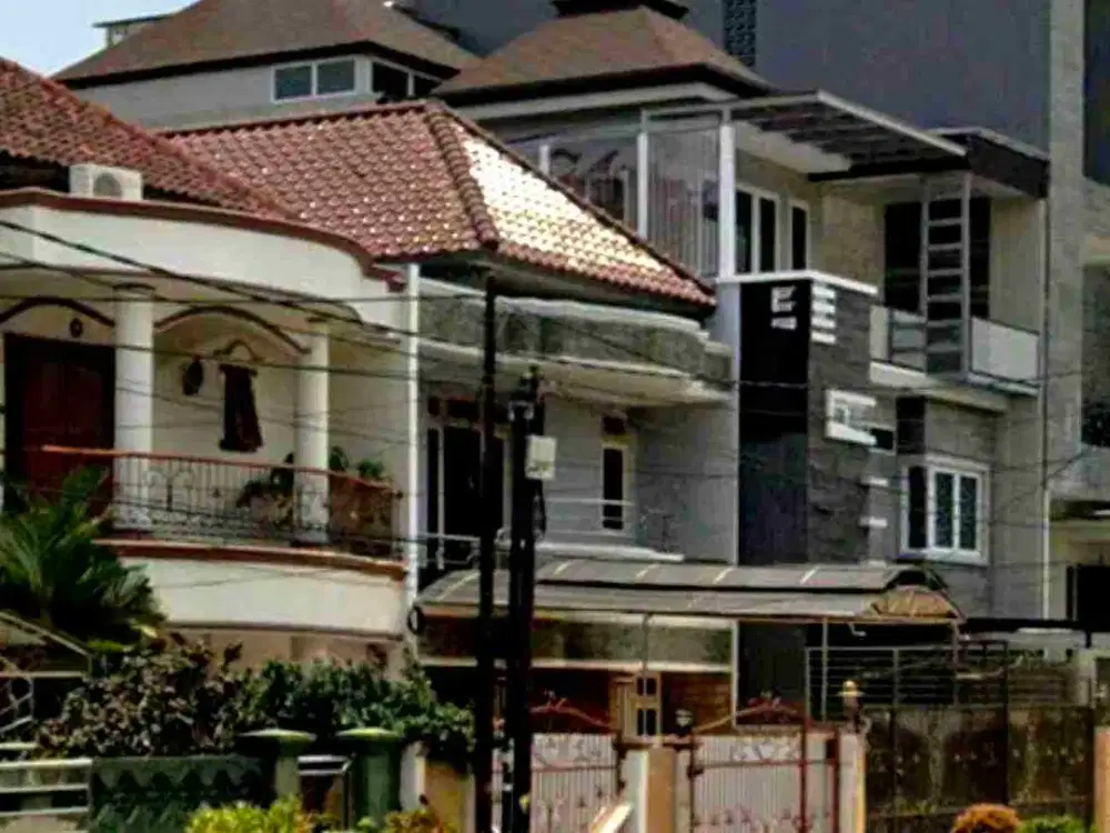 RUMAH TAMAN RATU 3 LANTAI  SEMI FURNISH DENGAN  SOLAHART SIAP DIHUNI