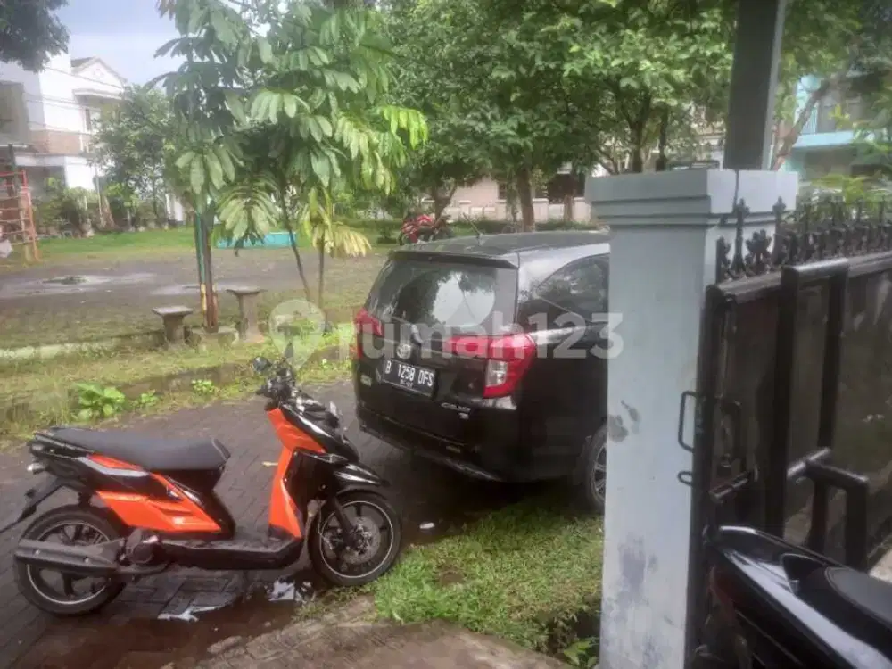 Rumah Tua Depan Taman di BSD Griya Loka