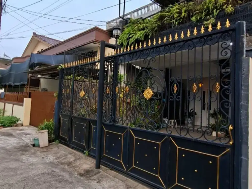 Rumah Mewah Modern 2,5 Lantai Furnish Lokasi Strategis Dekat Pusat Kuliner di Taman Ratu Jakarta Barat