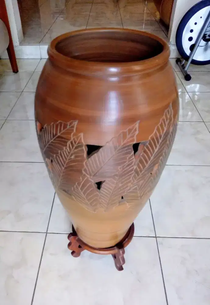 Vas Guci Gerabah Hias + Tatak'an kaki kayu.