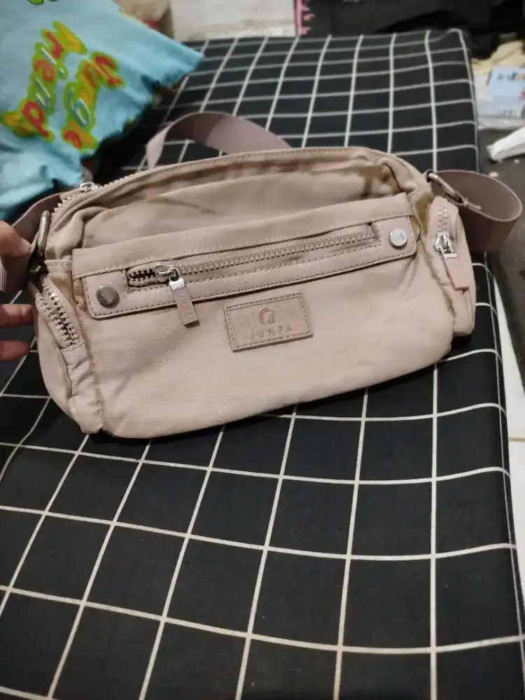 Tas selempang 5 ruang seperti baru ada minus baca desk