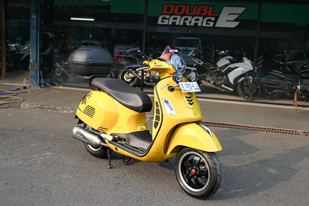 VESPA GTS  300  ABS 2019 KUNING  BARANG SIMPANAN