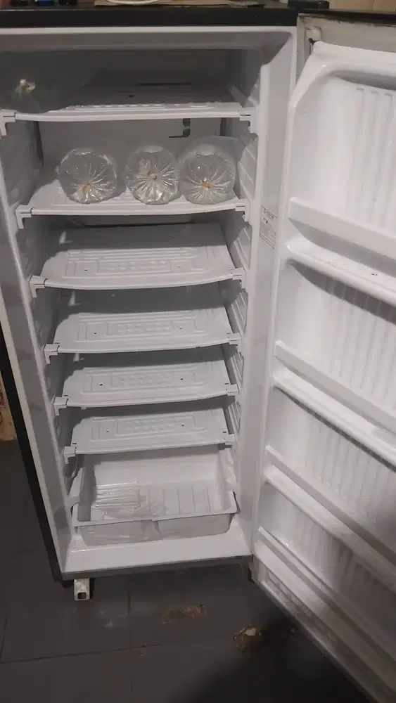 DIJUAL CEPAT KULKAS FREEZER SANKEN