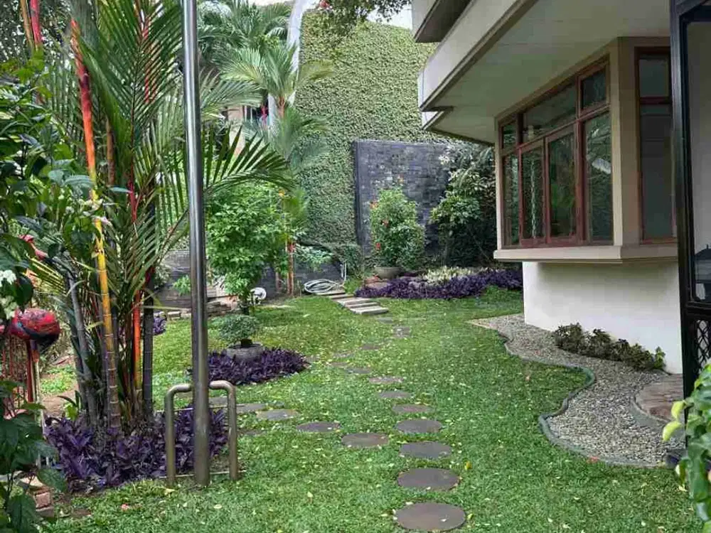 Dijual Rumah Mewah 2 lantai Semi Furnished di Bukit Gading Villa Kelapa Gading, Jakarta Utara