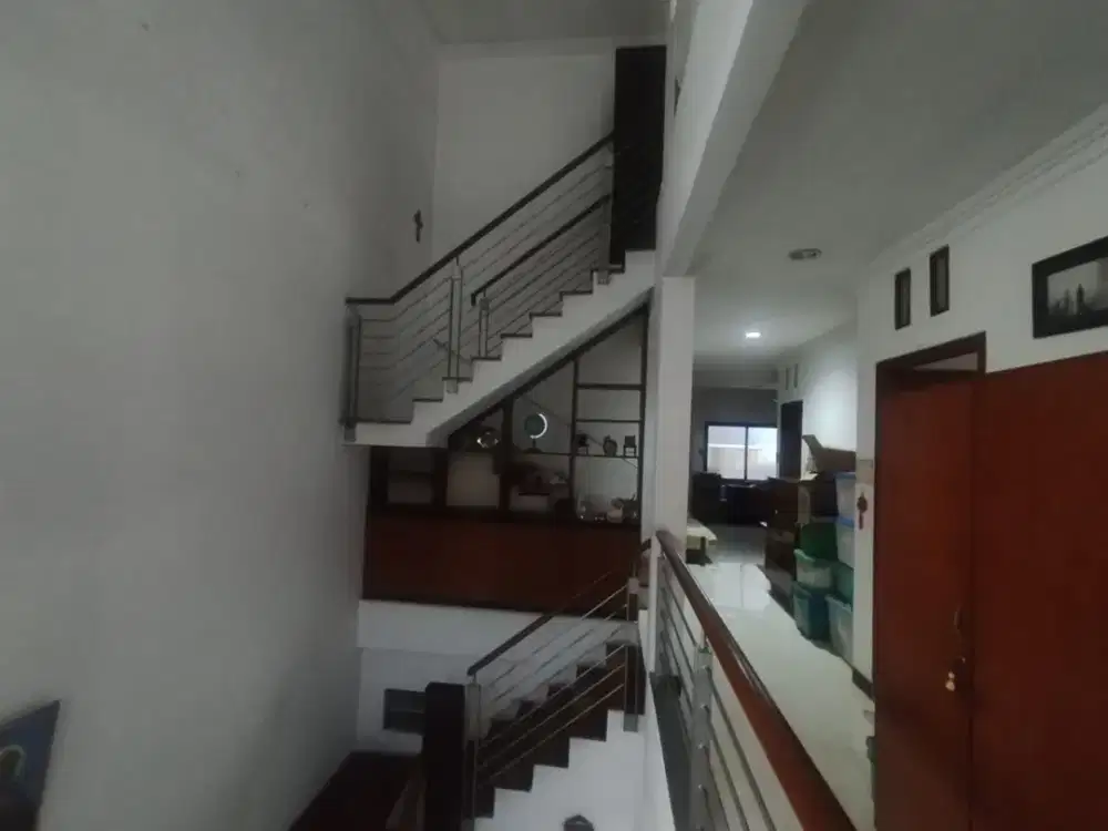 Dijual rumah nyaman 3 lantai hadap Selatan di Kelapa Sawit, tak jauh dari Champion Karaoke
