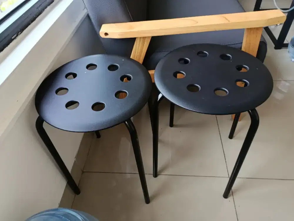 Kursi hitam besi
