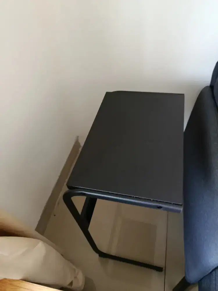Meja hitam besi ikea