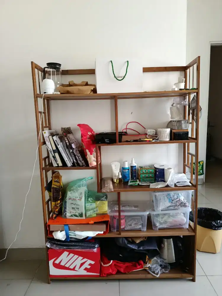 Rak kayu minimalis