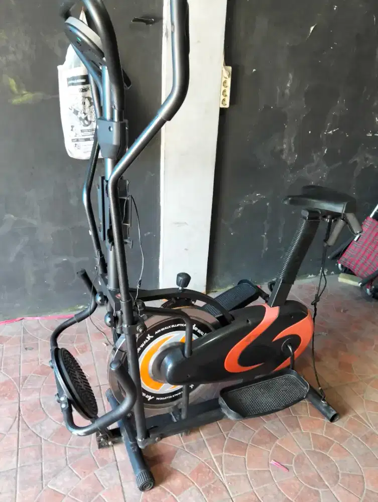 Sepeda statis orbitrack eliptical. Alat gym olahraga fitnes