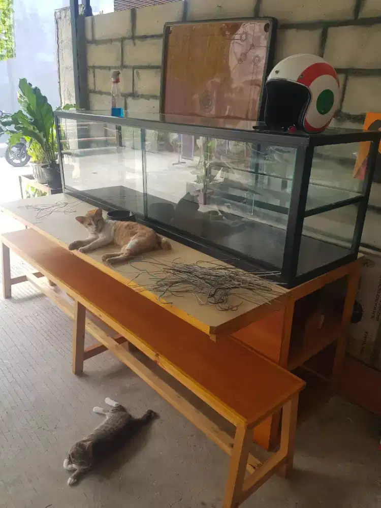 Etalase + meja dan kursi