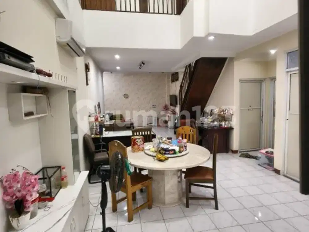 Jual Cepat Rumah 2 Lantai SHM Semi Furnished di Graha Raya