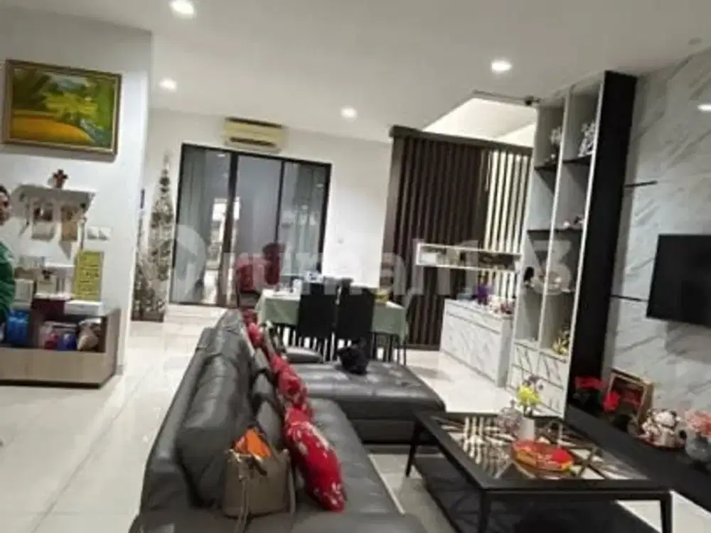 Dijual Rumah Fully Furnished (8X20) 3 Lantai di Sutera Palmyra