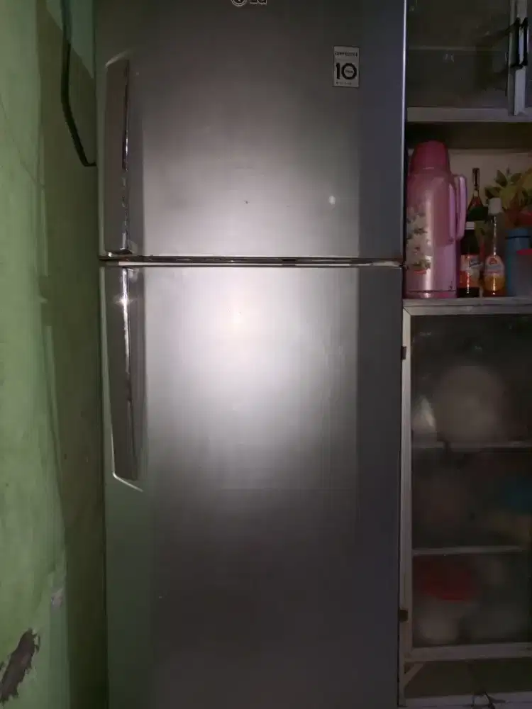 kulkas 2 pintu merk LG nego