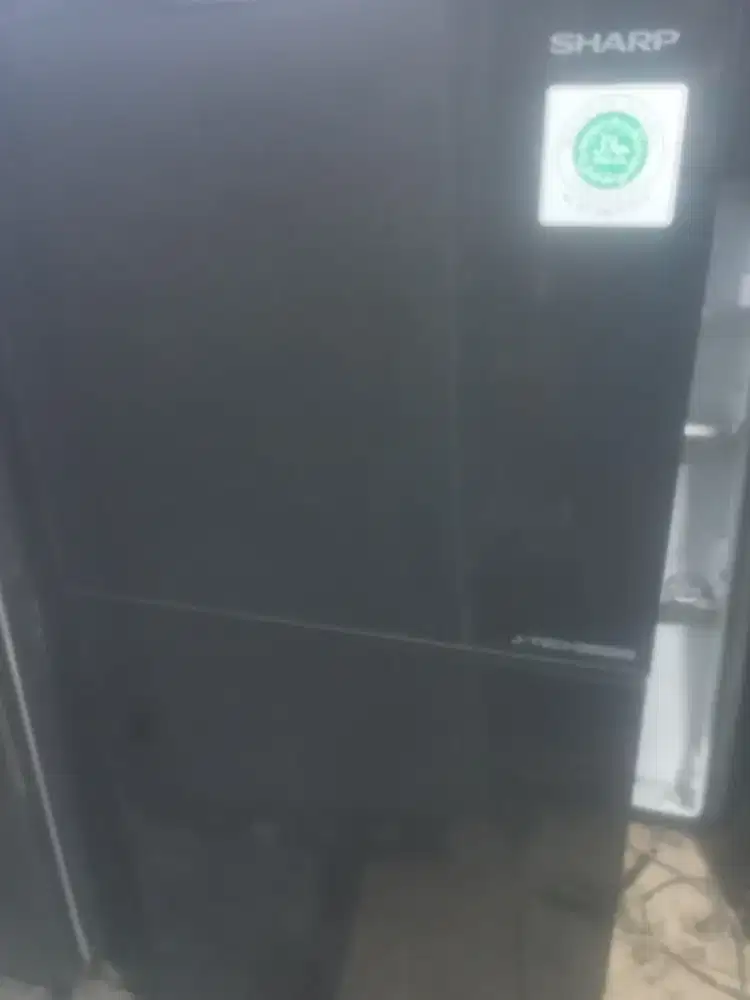 Di jual kulkas 2 pintu merk SHARP normal sekali