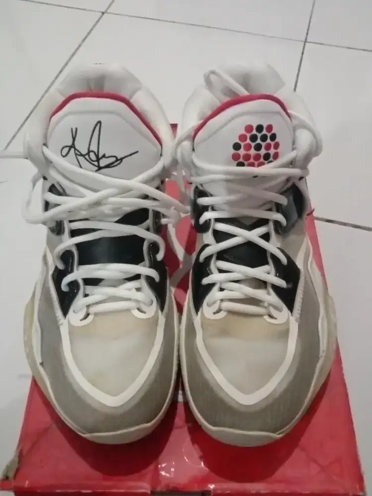 sepatu basket nike kyrie